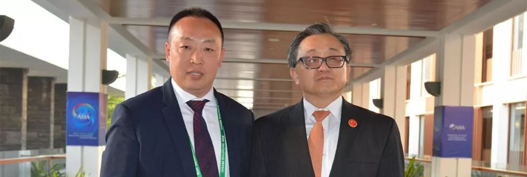 操日女人逼av联合国副秘书长刘振民和赵章栓会长在博鳌亚洲论坛亲切交"
